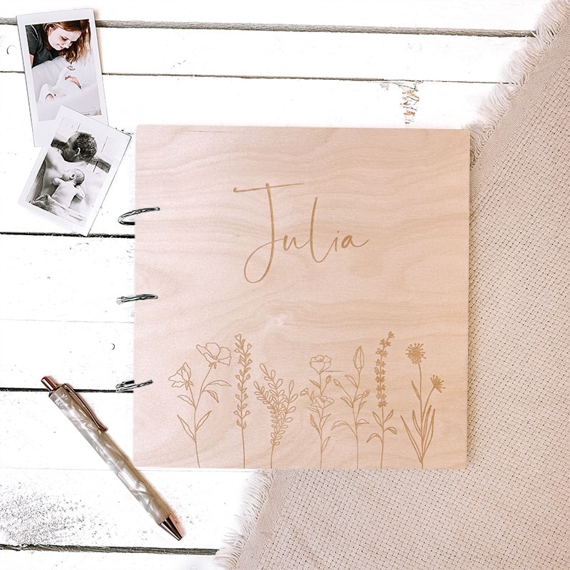 Babyboek met naam – Flowers gegraveerd