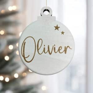 Gepersonaliseerde kerstbal gegraveerd met naam en sterretjes