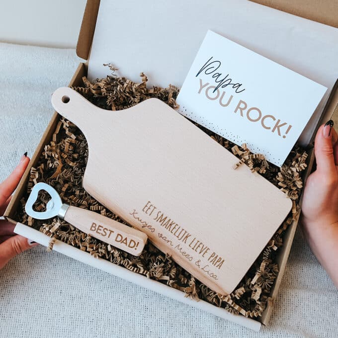 Vaderdag deal Borrelplank + flesopener voor Papa. Een speciale giftset voor Papa voor Vaderdag. Gepersonaliseerd met de naam of namen van zijn kindjes.