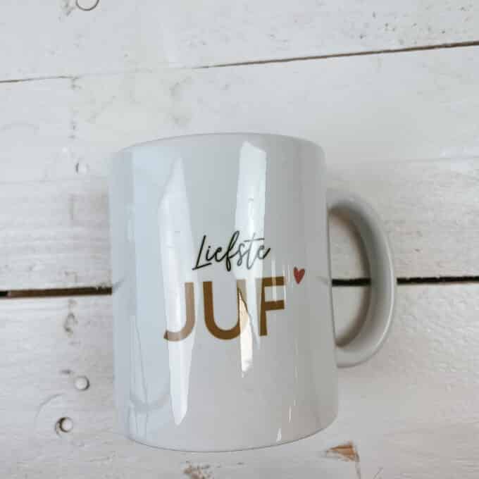 Outlet | Mok 'Liefste Juf' (groene gloed achter de letters)