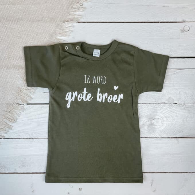 Outlet | T-shirt khaki 'ik word grote broer' (maat 104)