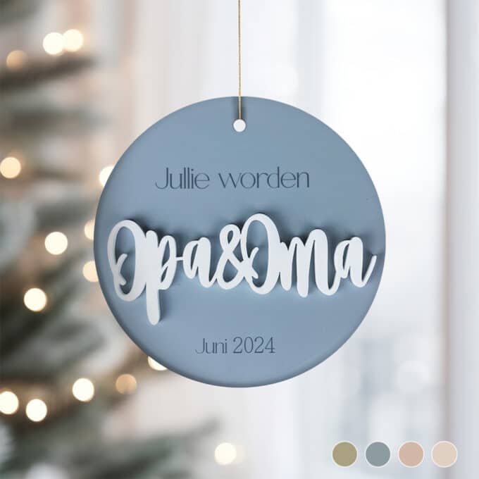 Gepersonaliseerde kerstbal Jullie worden opa & oma met uitgerekende maand/jaar full colour en plexiglas blauw wit