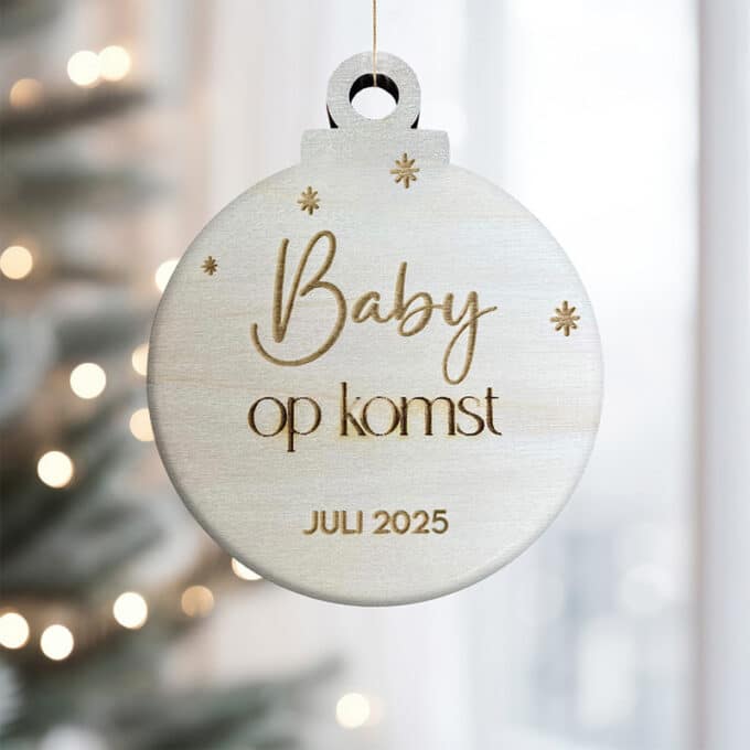 kerstbal baby op komst met datum gegraveerd