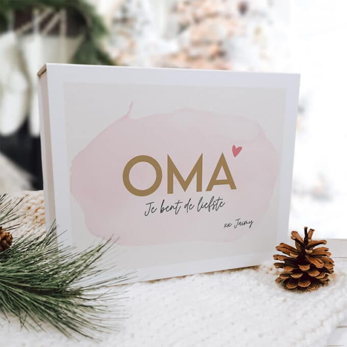 Cadeauverpakking Oma je bent de liefste gepersonaliseerd met naam feestdagen thema kerst witte cadeaubox cadeauverpakking