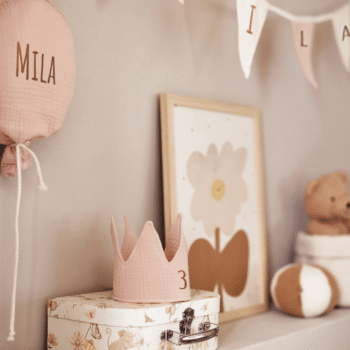 ballon en vlaggenlijn en verjaardagskroontje roze sfeerfoto meisje cadeau verjaardag met naam