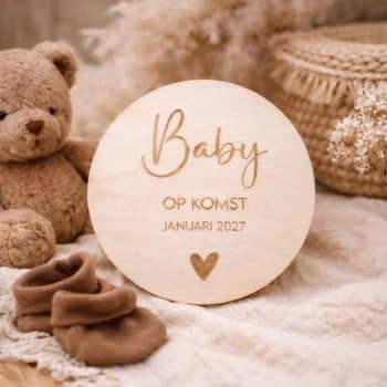 zwangerschap aankondiging van hout. zwangerschap aankondiging met uitgerekende datum. Bekend making zwangerschap verwachting inspiratie baby op komst