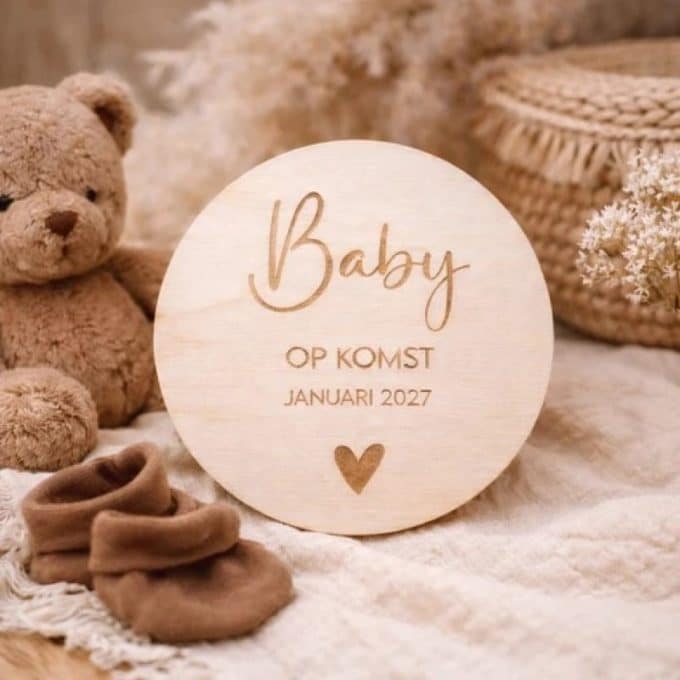 zwangerschap aankondiging van hout. zwangerschap aankondiging met uitgerekende datum. Bekend making zwangerschap verwachting inspiratie baby op komst