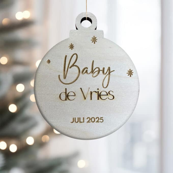 kerstbal met zwangerschapsaankondiging gegraveerd