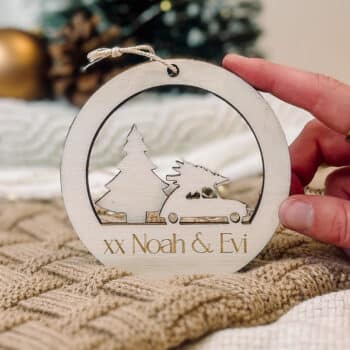 gegraveerde kerstbal 3d met boom en auto