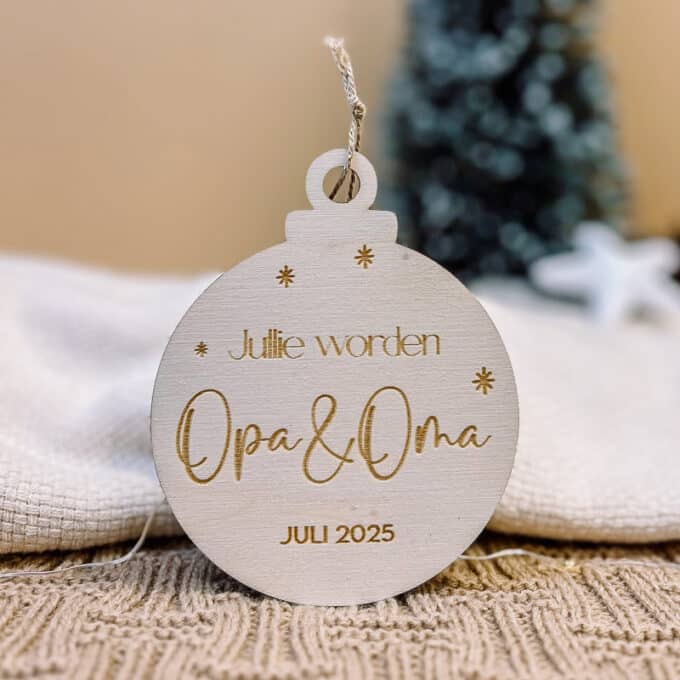 kerstbal gegraveerd jullie worden opa en oma