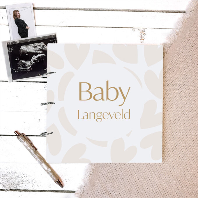 zwangerschapsboek met achternaam beige; invulboek zwangerschap Hip&Mama Box
