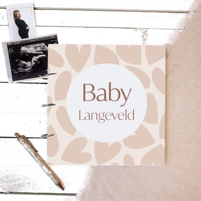 zwangerschapsboek met achternaam oud roze grote hartjes met familienaam