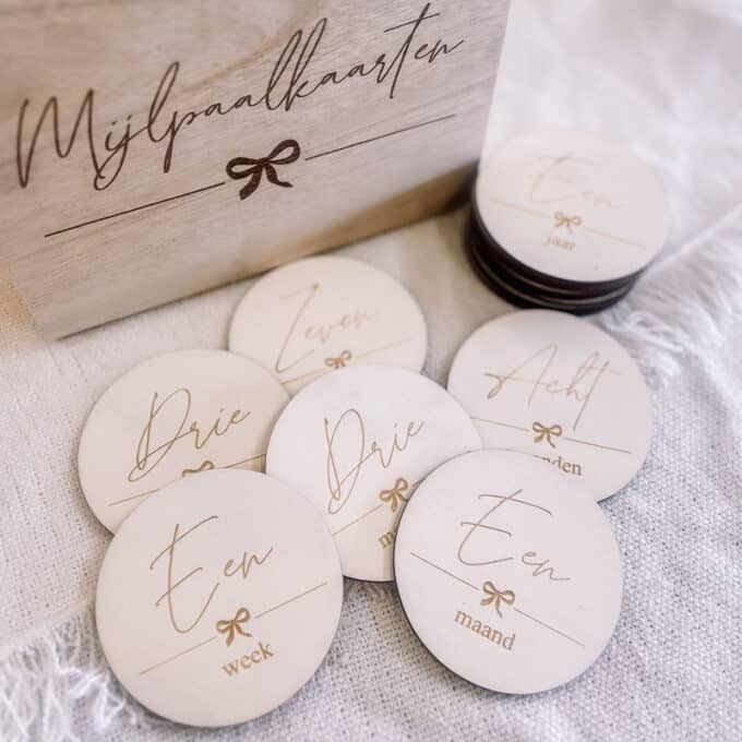 Echo kaartjes; houten mijlpaalkaarten met strikje en bewaarkistje