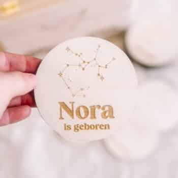 houten mijlpaalkaart met sterrenbeeld gegraveerd naam