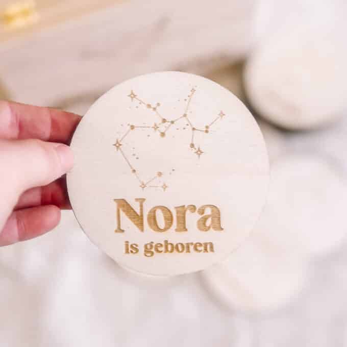 houten mijlpaalkaart met sterrenbeeld gegraveerd naam