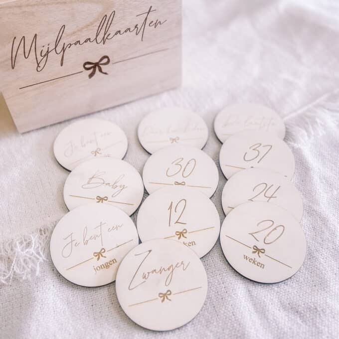 houten mijlpaalkaarten zwangerschap strikje