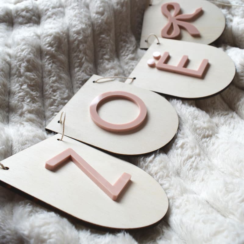 Gepersonaliseerde baby cadeaumand met handvat en guirlande - Cadeau