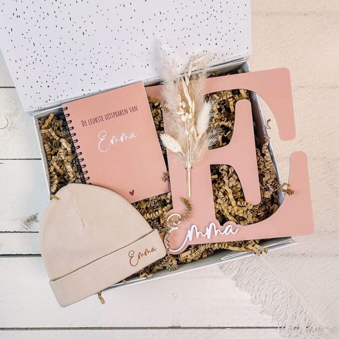 kraamcadeau meisje deluxe roze met letter