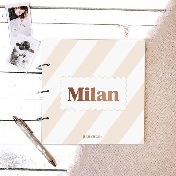 babyboek met naam pastel beige