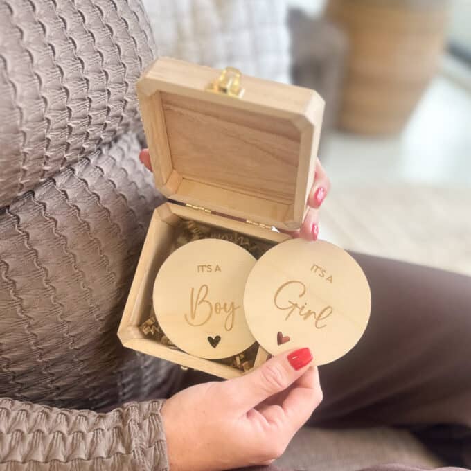 gender reveal kistje met boy en girl schijfje