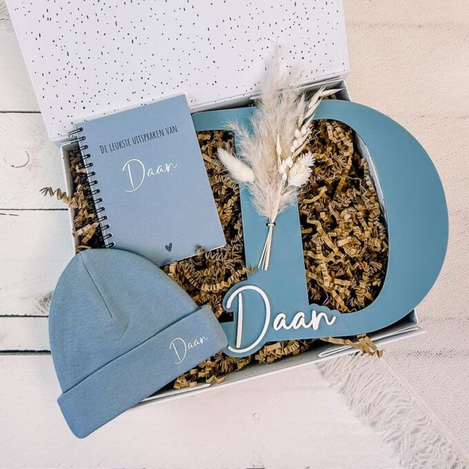 Kraamcadeau jongen – Persoonlijke blauwe bewaarbox | Hip&Mama Box