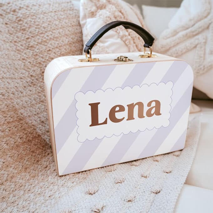 Een lief gepersonaliseerd koffertje in zacht pastel lila