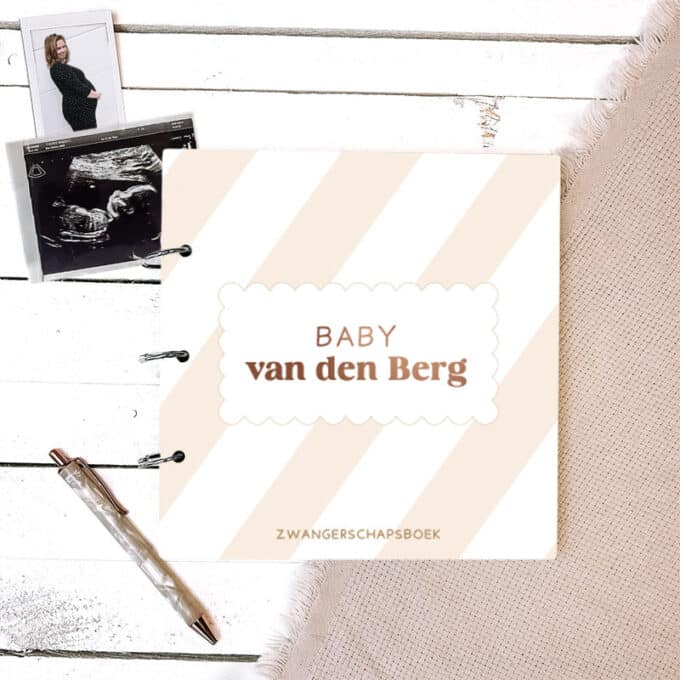 zwangerschapsboek met achternaam pastel beige