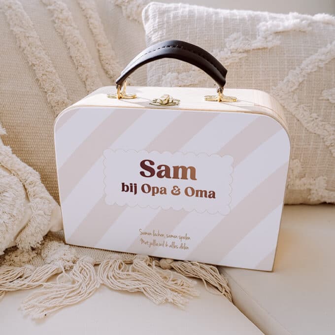 koffertje bij opa en oma met naam beige