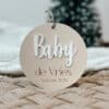 kerstbal baby 2026 zwangerschapsaankondiging met achternaam beige