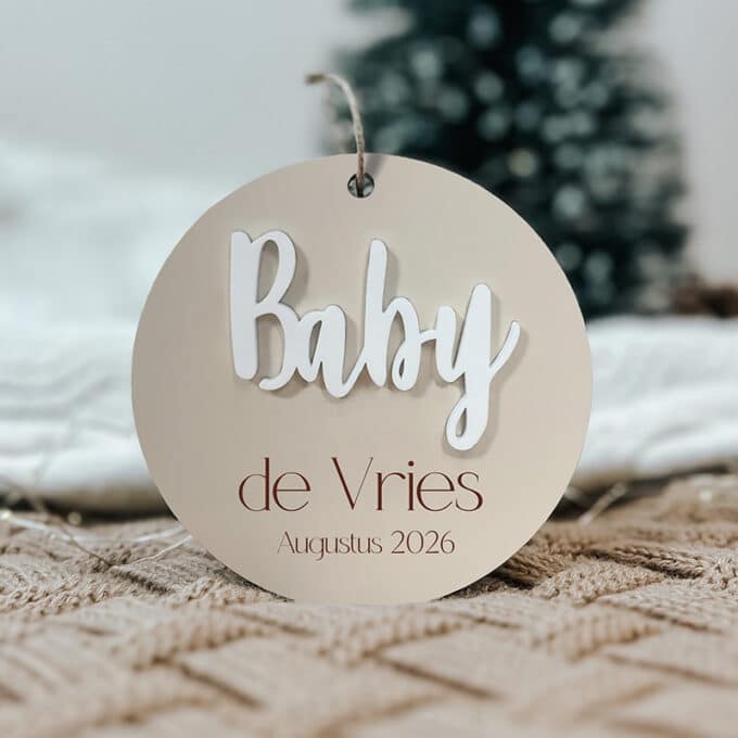 kerstbal baby 2026 zwangerschapsaankondiging met achternaam beige