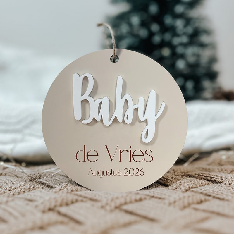 kerstbal baby 2026 zwangerschapsaankondiging met achternaam beige