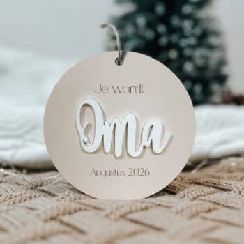 kerstbal je wordt oma beige met uitgerekende datum