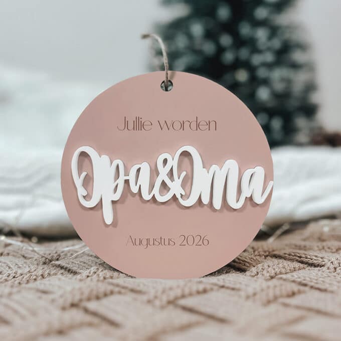 kerstbal met zwangerschapsaankondiging 2026 jullie worden opa en oma roze