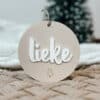 kerstbal met naam beige; gepersonaliseerde kerstbal naturel kleur