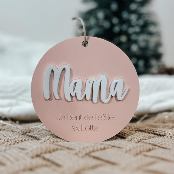 kerstbal mama je bent de liefste met personalisatie roze