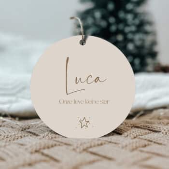 Kerstbal sterrenkindje met naam - onze lieve kleine ster beige