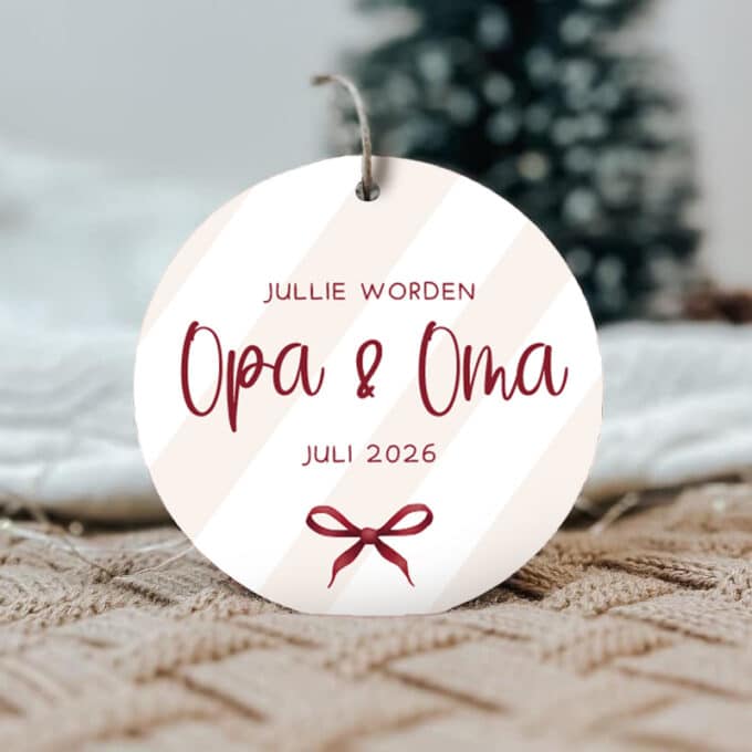 kerstbal jullie worden opa & oma strikje bordeaux