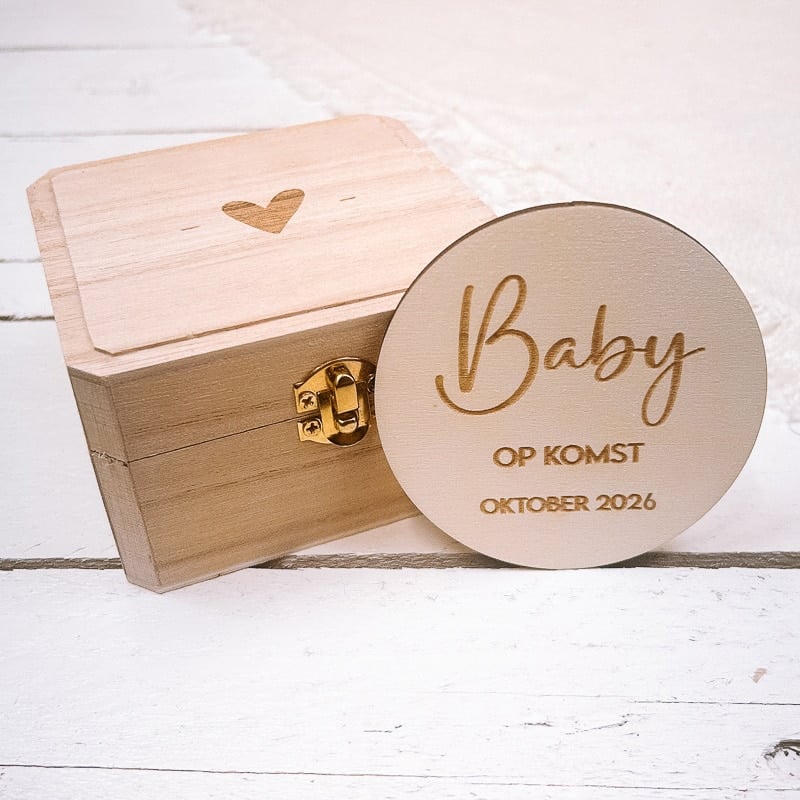 zwangerschapsaankondiging aankondigingskistje baby op komst met uitgerekende datum