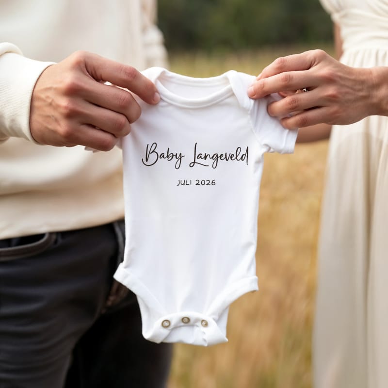 zwangerschapsaankondiging romper met achternaam en uitgerekende datum