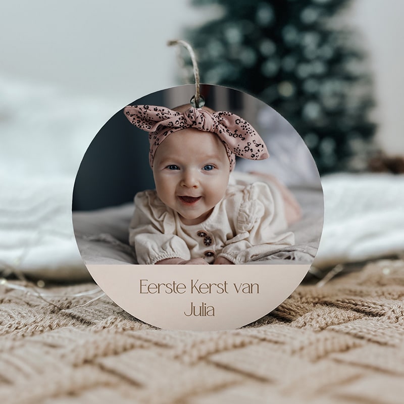 kerstbal met foto en naam "eerste kerst van" beige