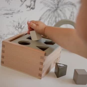 Label Label | Shape sorting box olive green met naam