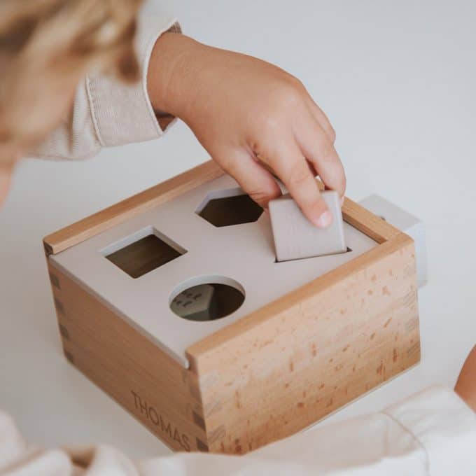 Label Label | Shape sorting box nougat met naam