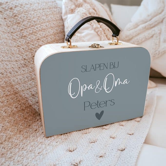 slapen bij opa en oma koffertje meenemen blauw met achternaam