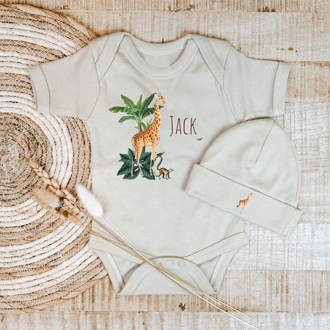 kraamcadeau voor jongen romper set met mutsje giraffe cream