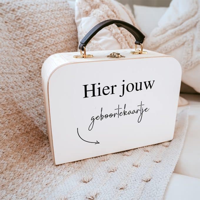 koffer met eigen geboortekaartje kraamcadeau