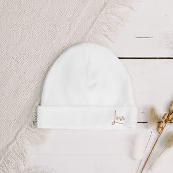 babymutsje wit met naam in het koper