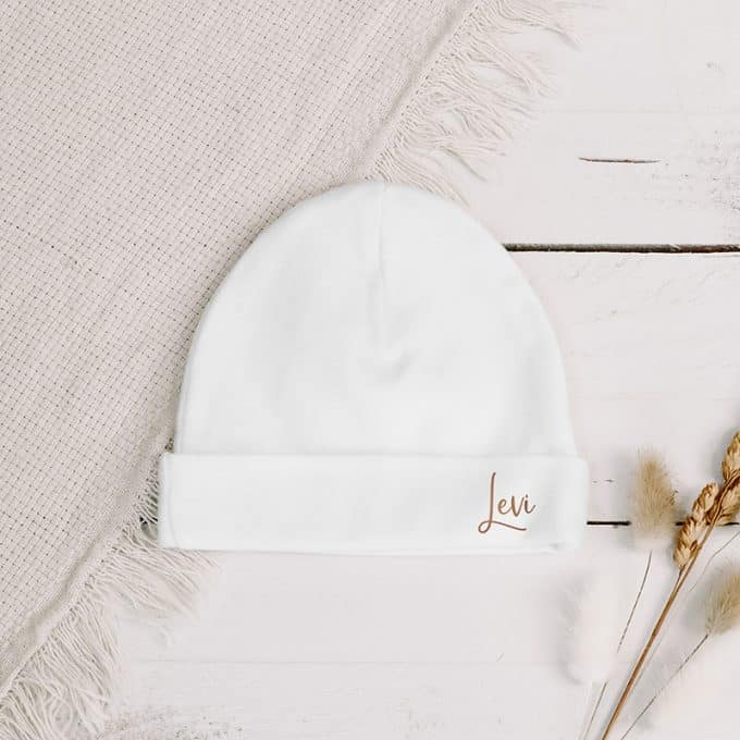 babymutsje wit met naam in het koper