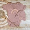 setje muts romper regenboog gepersonaliseerd stone pink