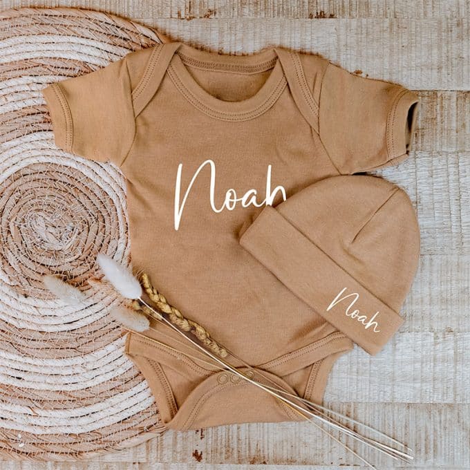 romper mutsje met naam sand gepersonaliseerd
