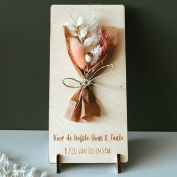 houten standaard met mini boeketje droogbloemen oom en tante